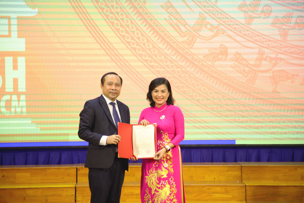 Tin tưởng Hiệu trưởng Ngô Thị Phương Lan sẽ tiếp tục thể hiện xuất sắc năng lực lãnh đạo, quản lý và điều hành